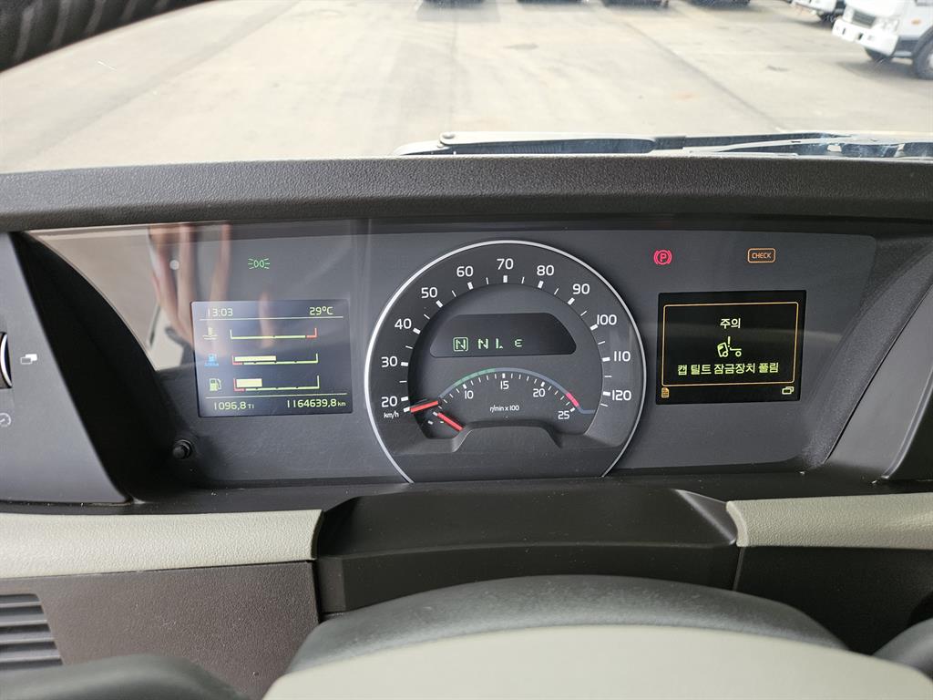 볼보 13톤 윙바디 2019년식 사진 9