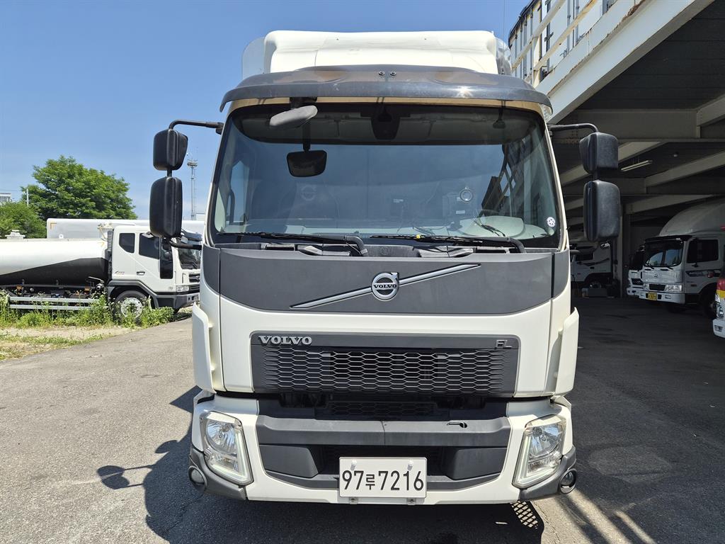 볼보 6.5톤 버큠로리 2019년식 사진 3